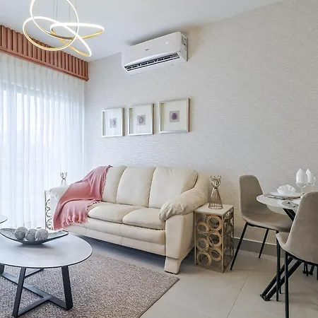 Charming City Center Apt, Pool
